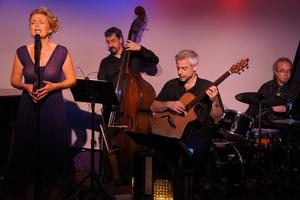 Ali Harper performing at The Metropolitan in NY with Bass player Jered Egan / Sean Harkness on guitar / Drums and Percussion Rex Benincasa. Alex Rybeck on piano is just out of frame.